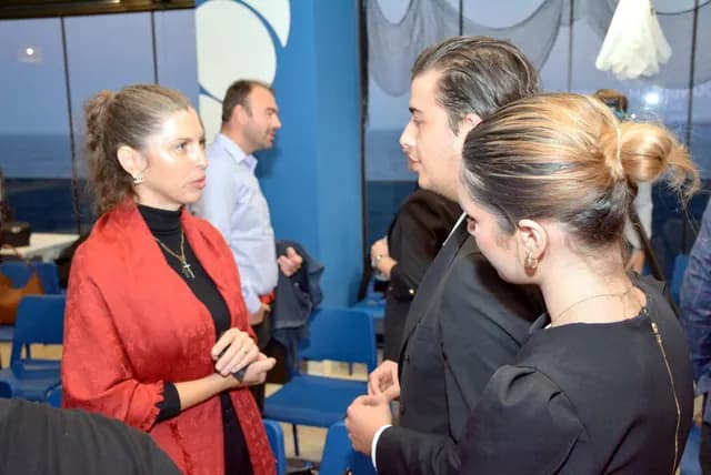 Trei participanți discută față în față în pauza evenimentului Conectăm Viitorul.