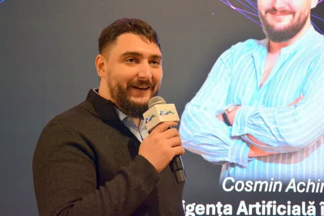 Un vorbitor cu microfon prezintă în fața unui ecran despre inteligența artificială.