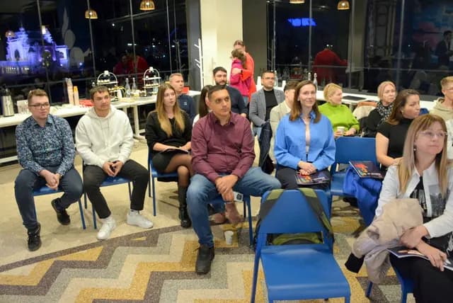 Participanți urmăresc o prezentare la Controlul Fricii, în sala Zbor Hub.