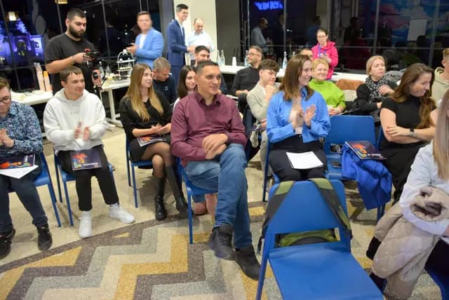 Participanții aplaudă în timpul întâlnirii Controlul Fricii.