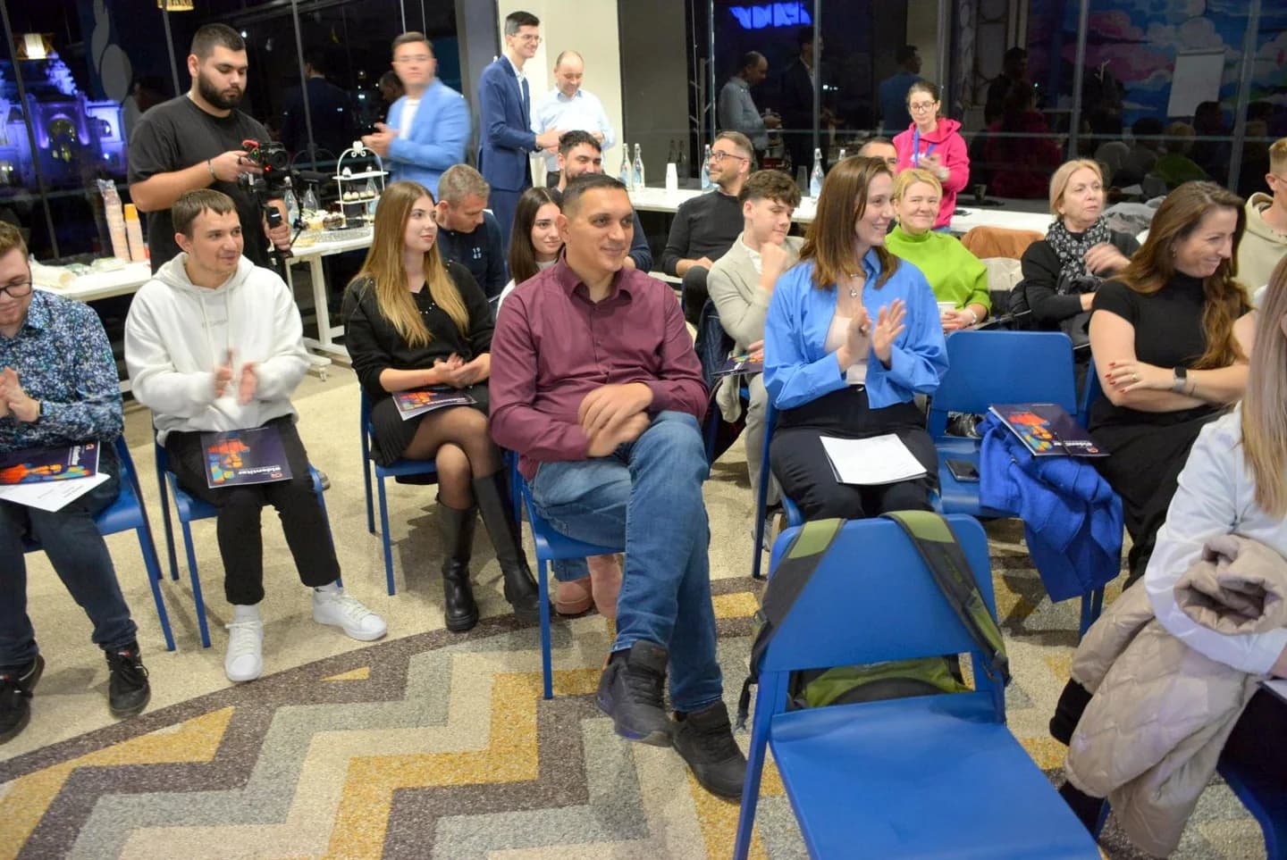 Participanții aplaudă în timpul întâlnirii Controlul Fricii.