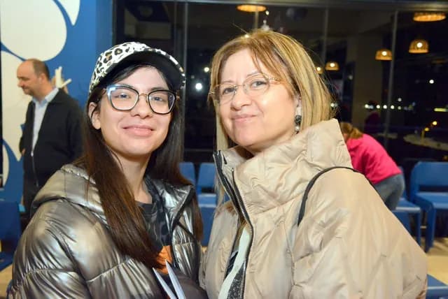 Două participante zâmbesc pentru o fotografie la Controlul Fricii.