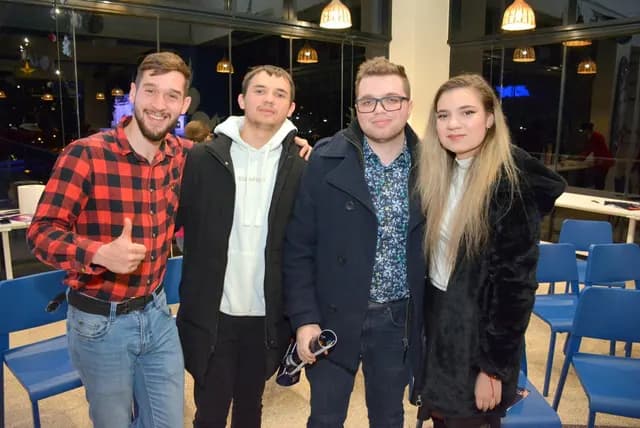Patru participanți pozează împreună în sala Zbor Hub, la Controlul Fricii.