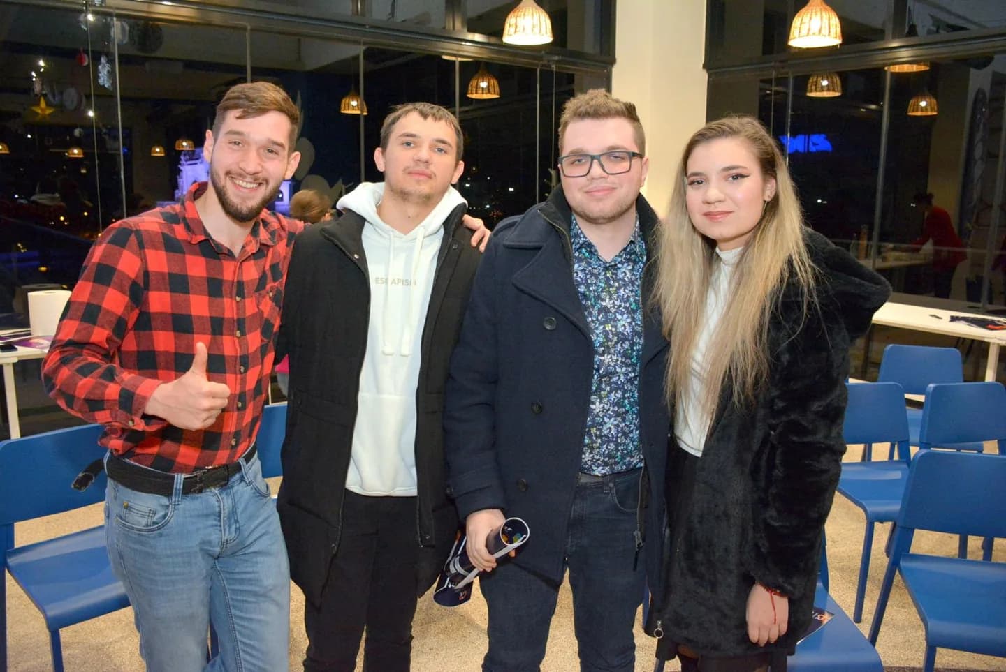 Patru participanți pozează împreună în sala Zbor Hub, la Controlul Fricii.